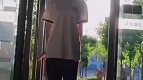 高一女孩放学后穿校服跳起中国古典舞