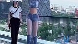 对升高极致追求的女模特，周围人也没办法，走过路过都会变高！