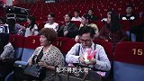 大叔粉丝看演出带了很多道具 大妈硬抢过来自己用