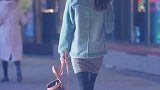 真想告诉小姐姐拉链没拉上