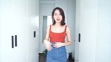 白衬衫和吊带红色上衣，很清爽