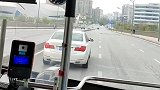 长沙宝马多次变道别停公交车：双方均受处罚，小车司机行拘7日