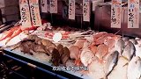 日本料理最特别的一道菜，生割鱼肉再扔回鱼缸，观赏鱼骨架游泳