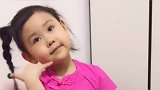 宝宝扎了一个小辫子呢，真可爱啊