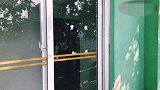 搞笑四川方言视频：男子竟然在天台上摔倒了