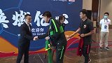 以签名球衣致谢悉心关照！苏州8队向酒店赠送球衣表示感谢