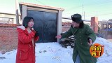 二货打劫美女，没想到美女不仅不害怕，还要投怀送抱，真奇葩