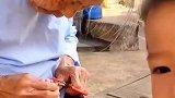 92岁太奶奶给2岁曾孙剪脚趾甲