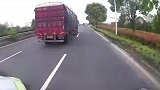 白色货车汇入主路，险些撞上红色大货车