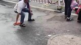 记住街头遇见这样的人，一定要远离，要是不买他就只喷一只鞋