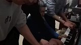 八旬老人和仨儿子8手联弹钢琴