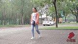 小伙街头流浪，遭人嫌弃，没想摇身一变开上了豪车，这套路真厉害