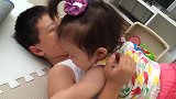 哥哥任由妹妹对自己各种耍玩，笑嘻嘻一脸宠溺，这哥哥太好了