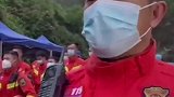 每日的搜救工作结束后，消防救援人员都会列队肃立