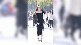 街拍美女：黑色紧身裙凸显优美身材，曲线迷人心弦！