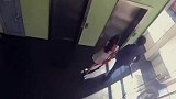 国外恶搞：电梯突然坠落，美女的反应太让人心疼了！