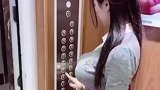 男子拿仙人掌赶电梯，竟把美女胸“扎爆”，看她这愤怒的表情！