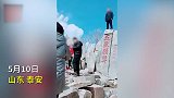 素质碎一地！男子爬上泰山古迹五岳独尊拍照