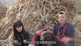 三人坐一起聊天，一个说自己是垃圾堆捡来的，一个说是充话费送的