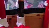 男子展示新买的鱼缸，虹吸底滤帮助鱼缸清洁，网友：确实挺方便的
