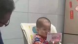 孩子收到压岁钱时表情