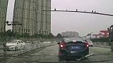 改装后的低趴，在过路障时，后面的排气管被钩下来了。