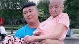 家有一老如有一宝，奶奶就像个孩子似的，非要孙子公主抱着自己！