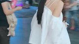 街拍美女时尚达人，亮肩白纱小姐姐长的好白线条高跟长靴凉鞋时髦