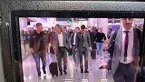惨！网友机场邂逅机场邂逅拜仁：8000万新援拄拐打头阵