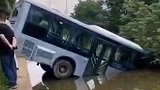 江苏溧阳一公交车与小汽车相撞坠入泄洪渠 致1死4轻微伤