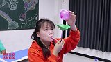 胖妞和同学一起做悬浮气球，还可以锻炼肺活量哦，超级好玩！