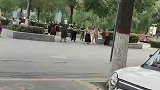 这一幕把人看呆，大妈们这笑声太瘆人了