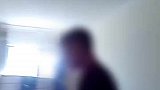 男子醒来发现一女子睡自己身边