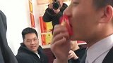 小伙子和伴娘做游戏，却耍起了小心思，伴娘都害羞的脸红了！