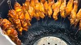 老河大西门夜市上的鸡腿饼，每次去都要排好长的队！