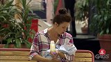女子抱着婴儿，准备给婴儿喂奶水，看着真有趣！