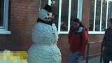 美女漫步街道，观察身旁雪人，没想到雪人突然活了！