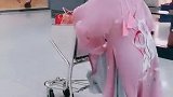 九尾汉服小姐姐逛商场，本想调皮一下，差点没“翻车”！