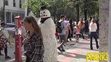吓人雪人恶作剧，装扮成雪人吓路人，路人纷纷被吓