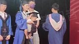 硕士带着孩子参加毕业典礼，这才是真正的人生赢家