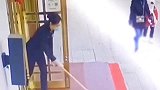 要不是有监控，还以为真的见鬼了，拖地拖着就摔倒了