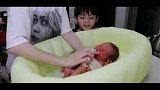 5天的小宝宝在家妈妈帮洗澡，萌化了！