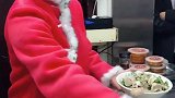 穿着红棉袄的小姐姐，煮的一手好面哦，就喜欢看她工作的样子