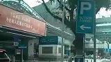广东广州：司机停车场入口下车未拉手刹，结果溜车冲进停车场