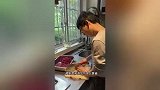 摊主女儿大口吃父母摊位剩食走红