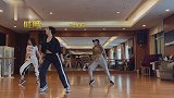 孙莉站C位热舞，三娃辣妈身材婀娜性感，网友喊话去《浪姐》踢馆