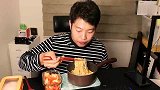 韩国萌叔下面吃，配了点泡菜照样吃得很开胃
