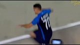 搞笑瞬间：庆祝进球也要注意环境啊