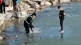 男孩冰面玩耍被困，民警踏入冰湖抱回被困孩子