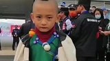 彝族小孩出场气场十足啊